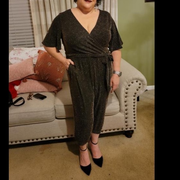 Torrid plus 4 SURPLICE JUMPSUIT - GLITTER GOLD - Picture 5 of 10